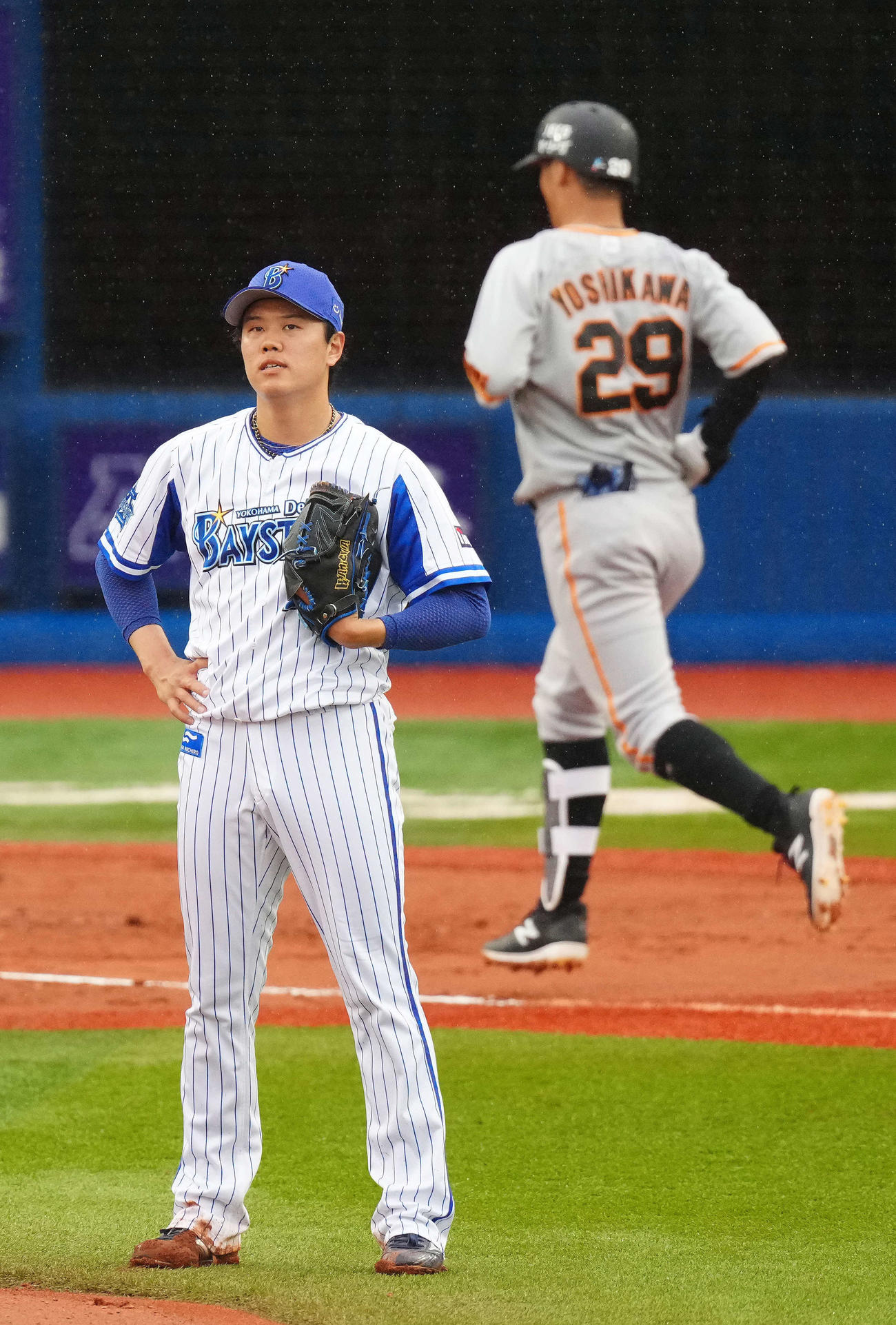 4月17日、DeNA対巨人　吉川尚輝（後方）に本塁打を浴びる上茶谷大河