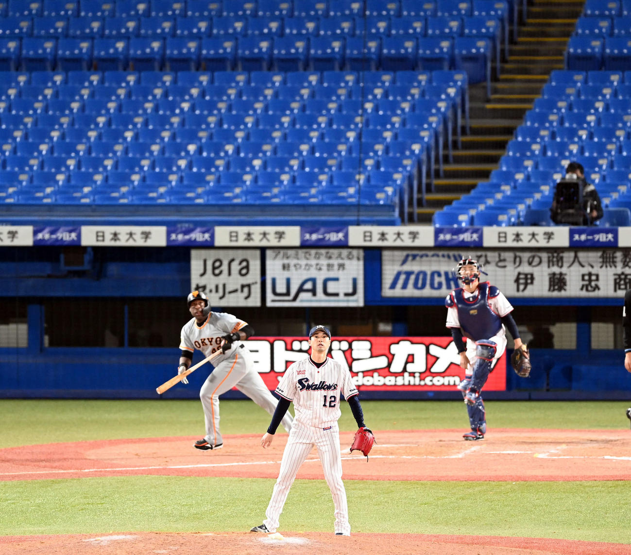 ヤクルト対巨人　9回表巨人無死、ウィーラーに勝ち越しの本塁打を浴びる石山（撮影・たえ見朱実）