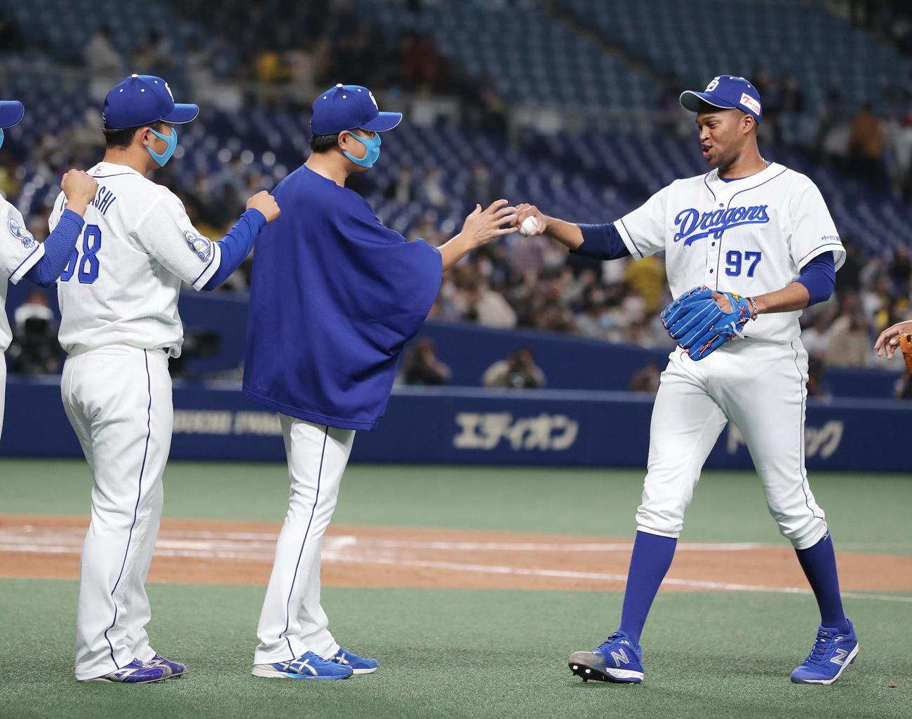 中日対阪神　最後を締めた中日R・マルティネス（右）から勝利球を受け取る大野雄（中央）（撮影・前田充）