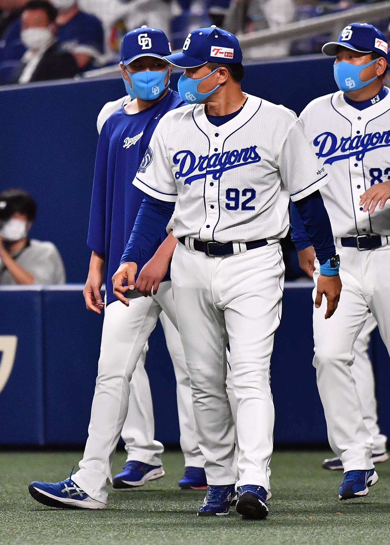 中日対阪神　阪神に勝利しファンにあいさつに向かう与田監督（中央）と大野（左）（撮影・上田博志）