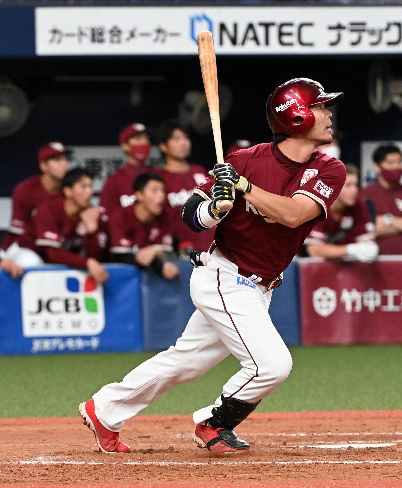 オリックス対楽天　9回表楽天1死満塁、島内は左中間に適時2点二塁打を放つ（撮影・前岡正明）