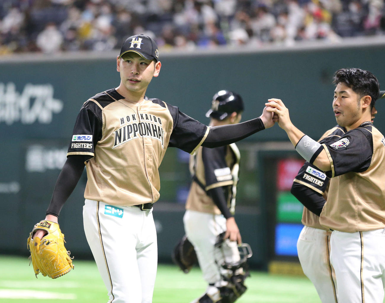 ソフトバンク対日本ハム　先発した加藤（左）は7回を投げ4安打2失点と好投、ベンチに引きあげる（撮影・梅根麻紀）