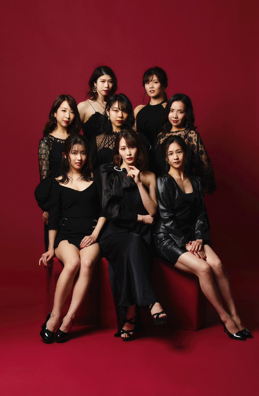 「YOKOHAMA GIRLS☆FESTIVAL 2021 Supported byありあけハーバー」の試合前セレモニーで歌唱するヴォーカルユニットのCASPEL（球団提供）