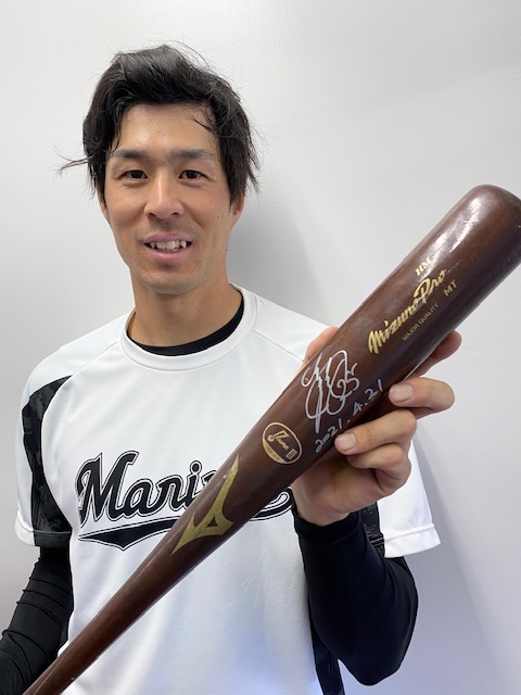 折れてもサヨナラ本塁打を飛ばしたロッテ岡の幸運のバットがファンにプレゼントされる（球団提供）