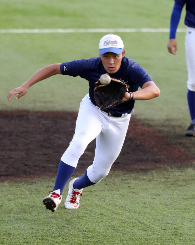 2016年10月　シートノックで軽快な動きを見せる大山悠輔（撮影・宮崎幸一）