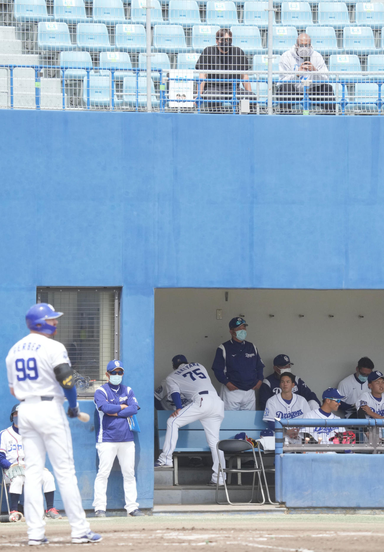 ウエスタン中日対ソフトバンク　2回裏中日無死、打席に立つガーバーを見つめるアロンゾ・パウエル巡回打撃コーチ（上・右）（撮影・森本幸一）
