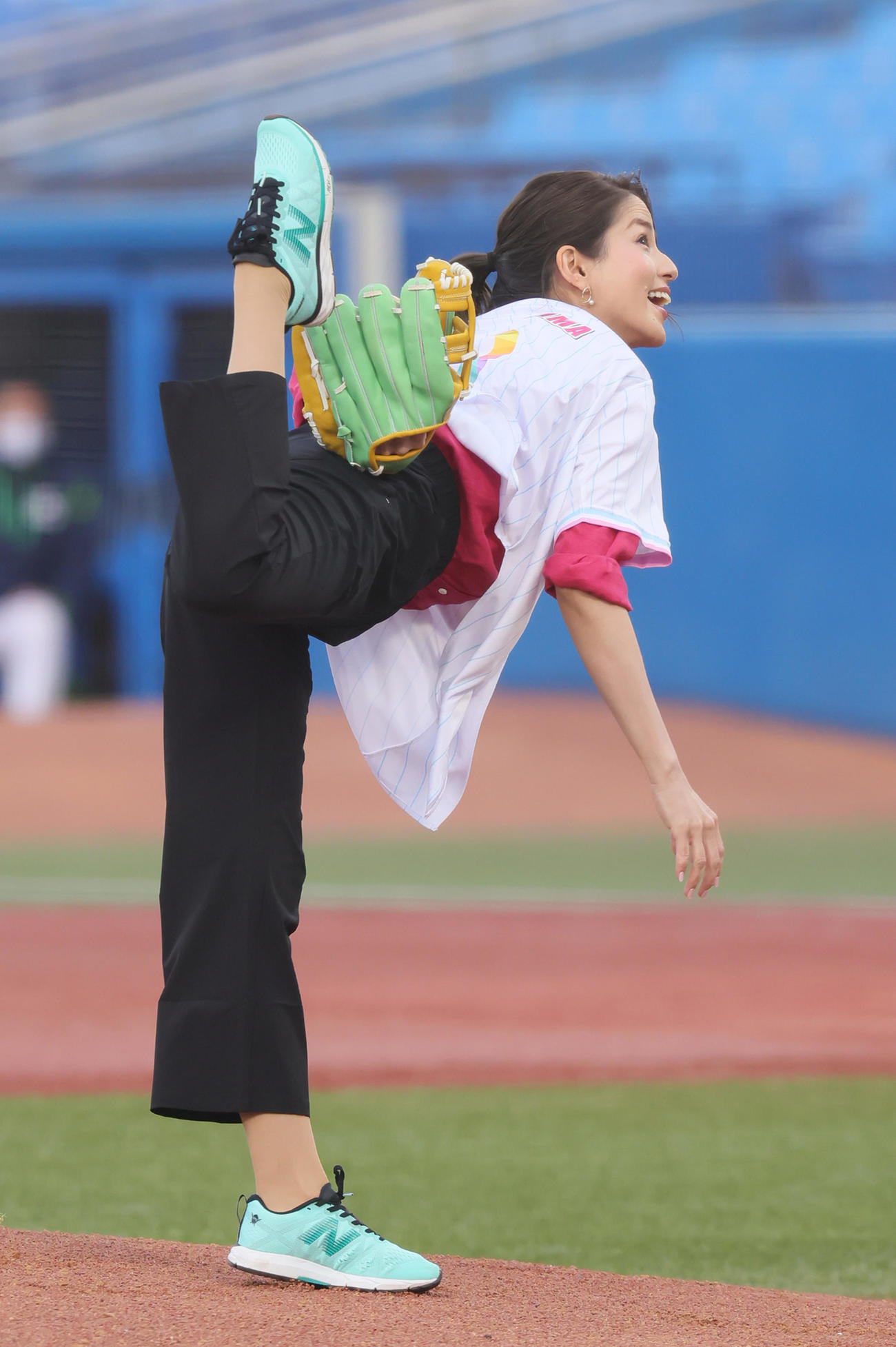 ヤクルト対巨人　始球式を務めたフジテレビ永島優美アナウンサー（撮影・足立雅史）