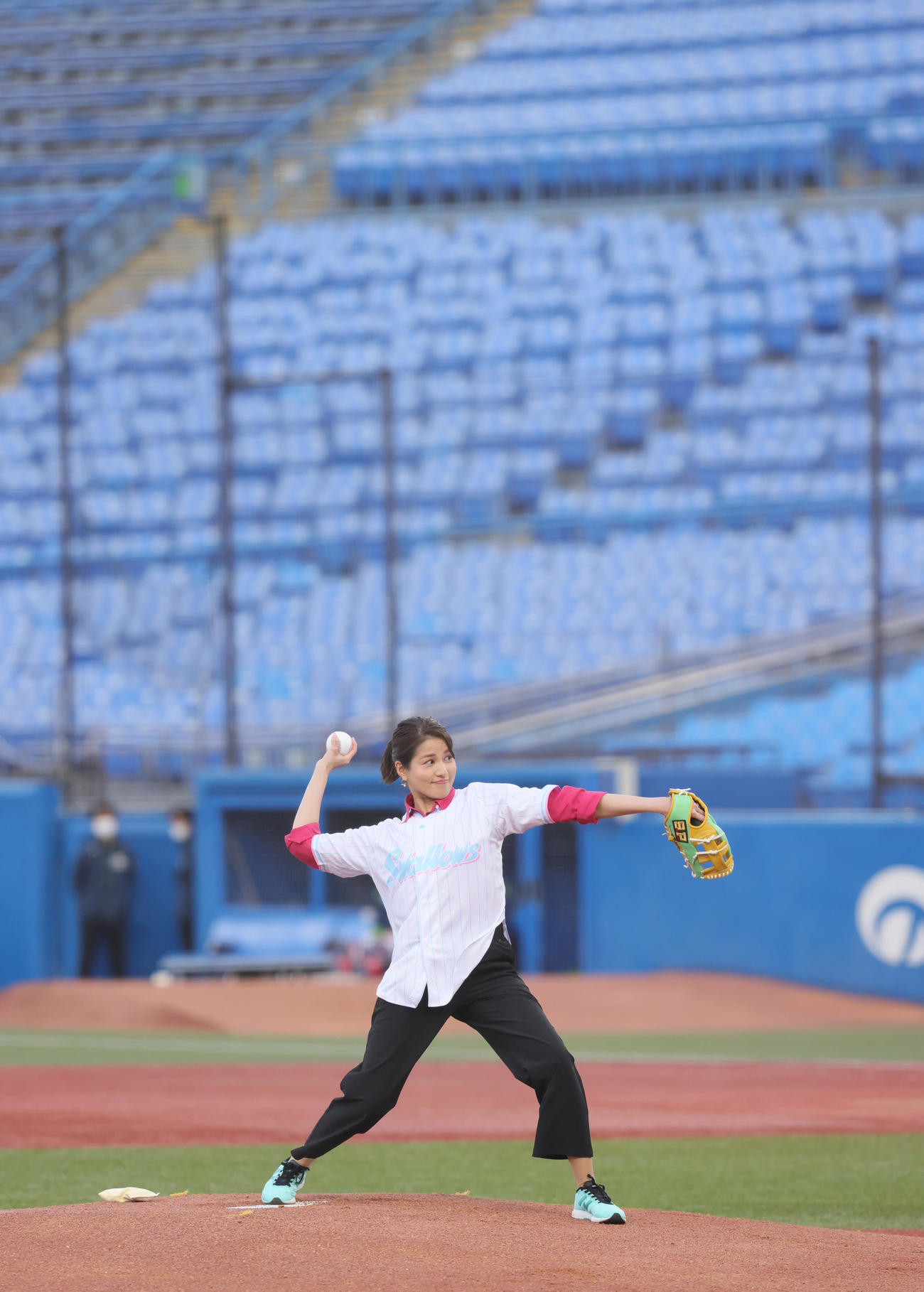 ヤクルト対巨人　無観客のスタンドを背に始球式を務めたフジテレビ永島優美アナウンサー（撮影・足立雅史）