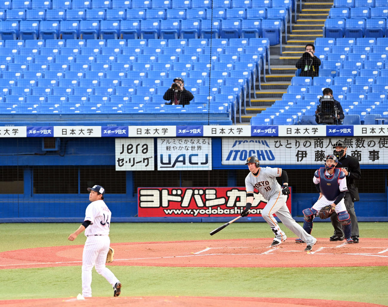 ヤクルト対巨人　1回表巨人1死一、二塁、右前に安打を放つスモーク。投手田口（撮影・たえ見朱実）