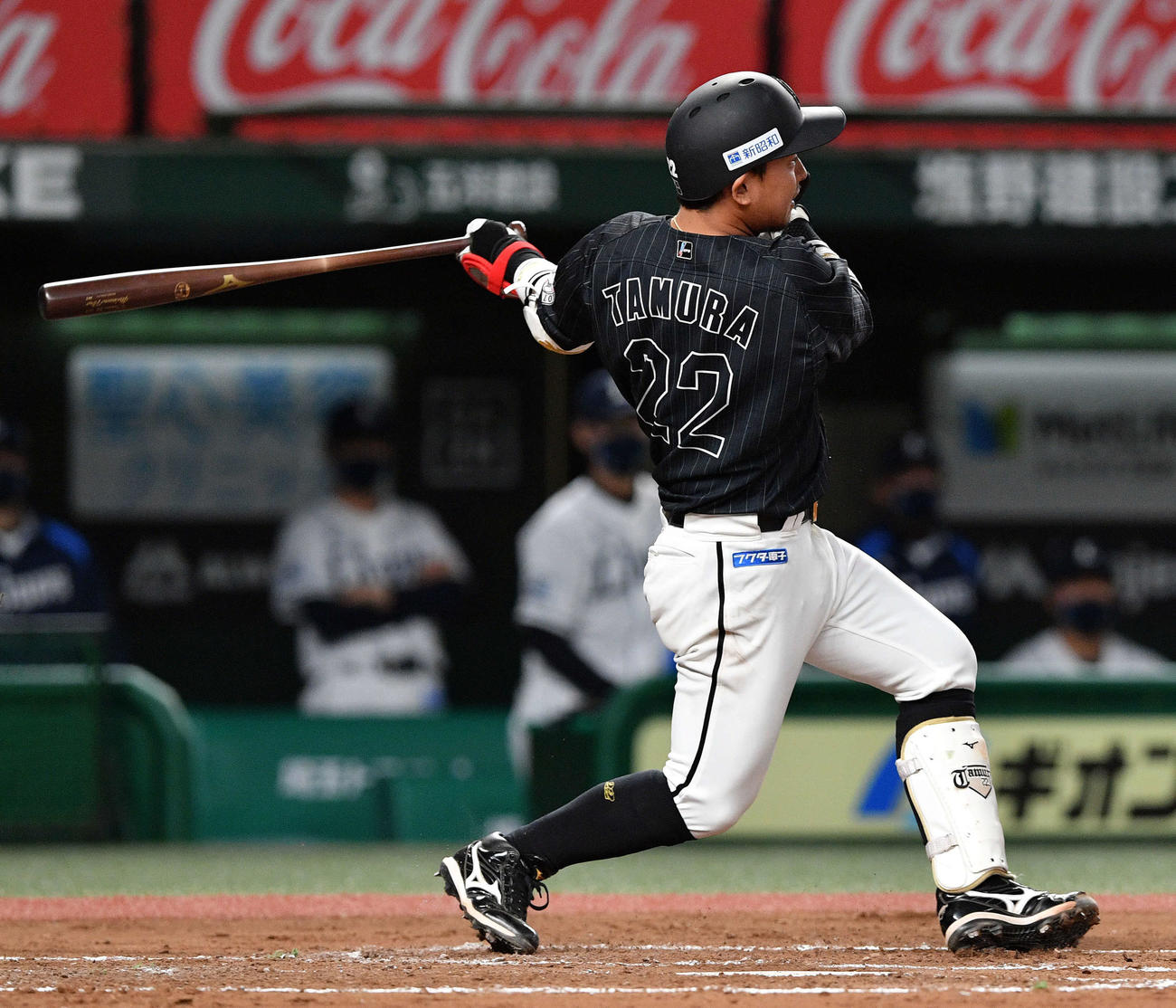西武対ロッテ　3回表ロッテ1死、田村は左翼線に二塁打を放つ（撮影・滝沢徹郎）