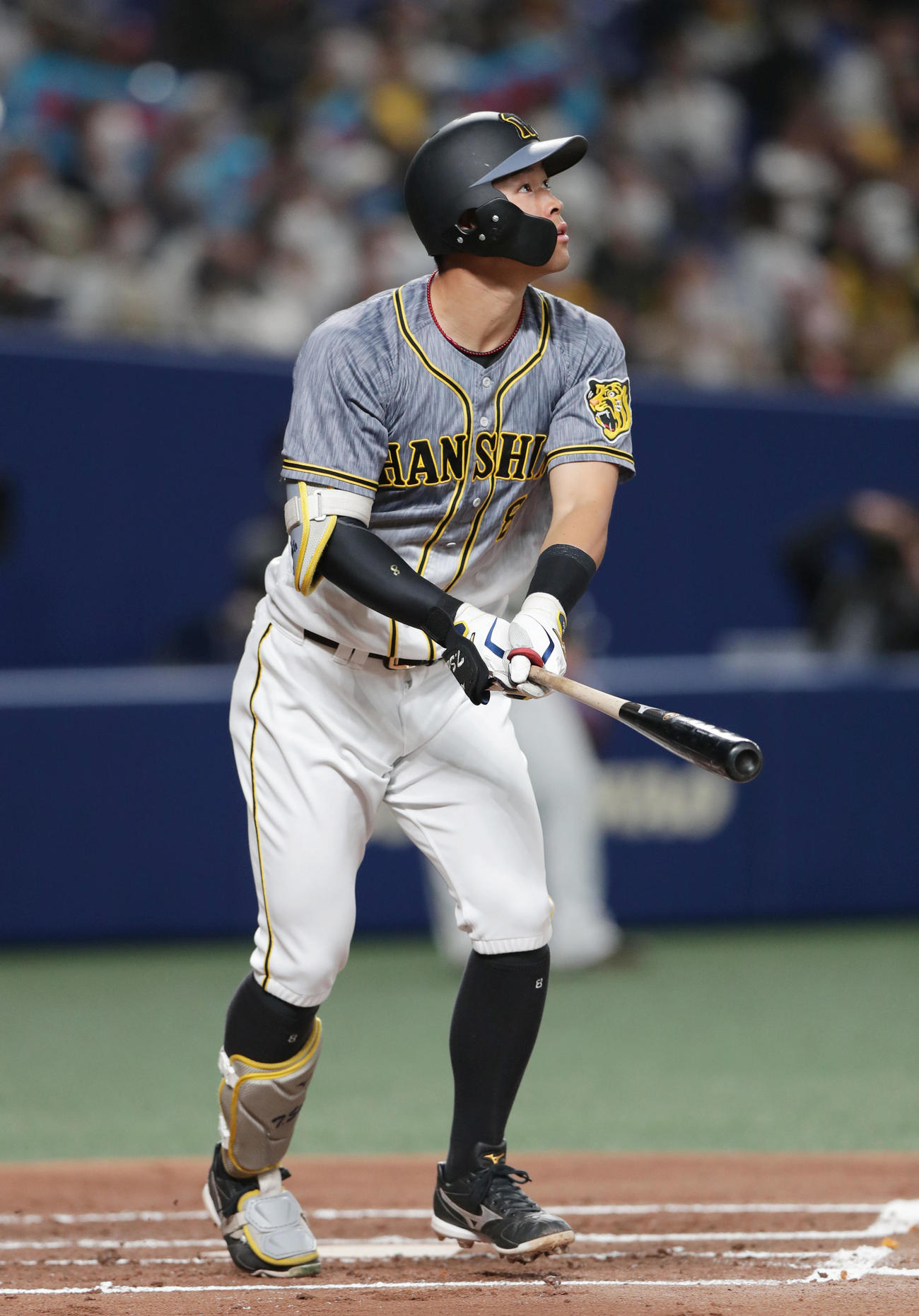 中日対阪神　2回表阪神2死、右越え先制本塁打を放つ佐藤輝（撮影・前田充）