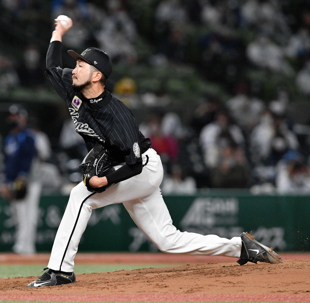 西武対ロッテ　ロッテ先発の石川（撮影・滝沢徹郎）
