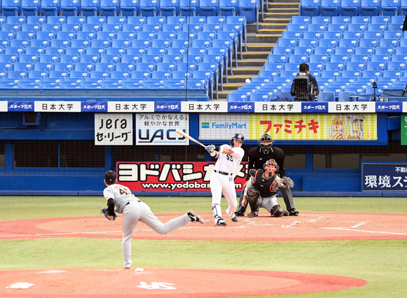 ヤクルト対巨人　2回裏ヤクルト無死、中越えに9号ソロ本塁打を放つ村上。投手畠（撮影・たえ見朱実）