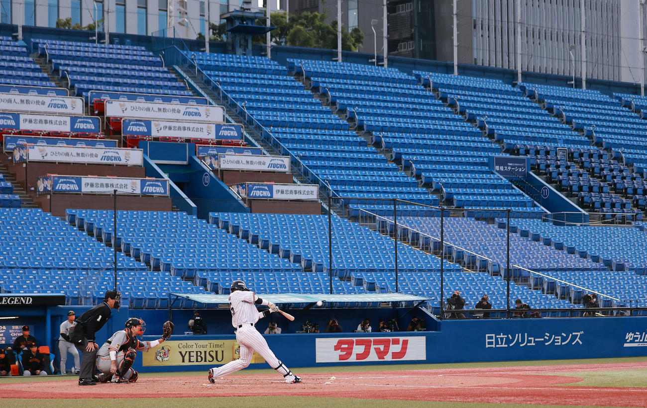 ヤクルト対巨人　2回裏ヤクルト無死、中越え本塁打を放つ村上（撮影・野上伸悟）