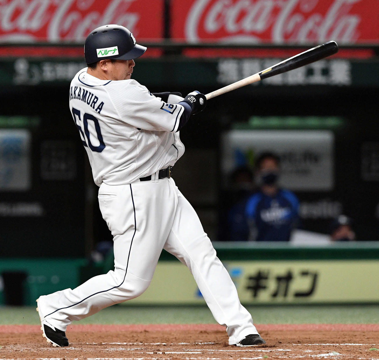 西武対ロッテ　4回裏西武1死二、三塁、中村は逆転の左前2点適時打を放つ（撮影・滝沢徹郎）