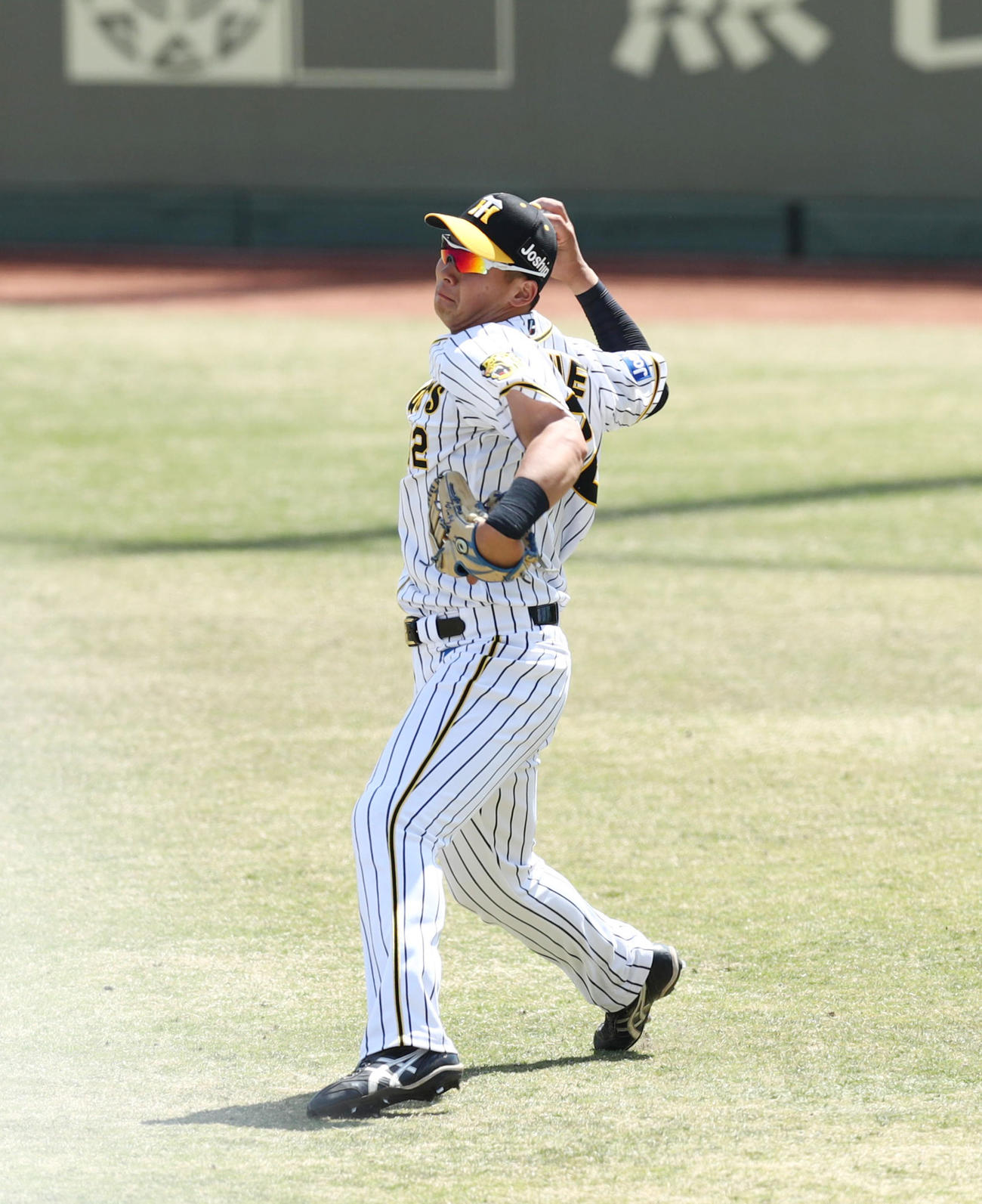 ウエスタンリーグ阪神対オリックス　3回　西野の打球をホームに返球する阪神井上（代表撮影）