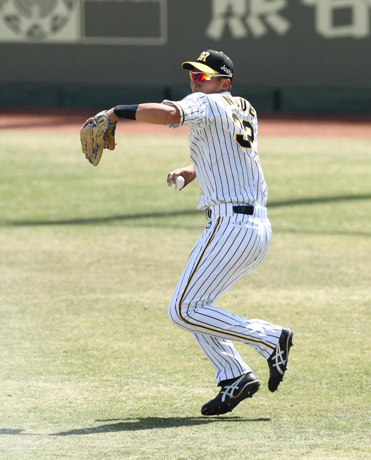 ウエスタンリーグ阪神対オリックス　3回　西野の打球をホームに返球する阪神井上（代表撮影）