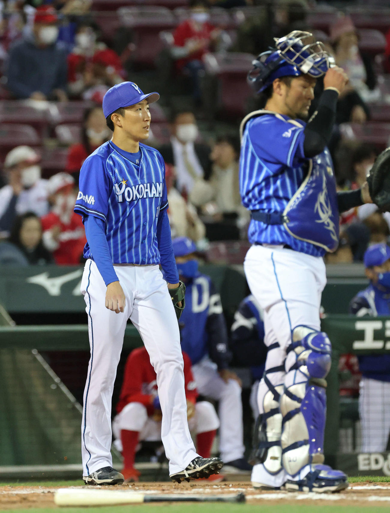 広島対DeNA 3回裏広島1死一、二塁、坂倉に先制右適時打を打たれた大貫。右は戸柱（撮影・加藤孝規）