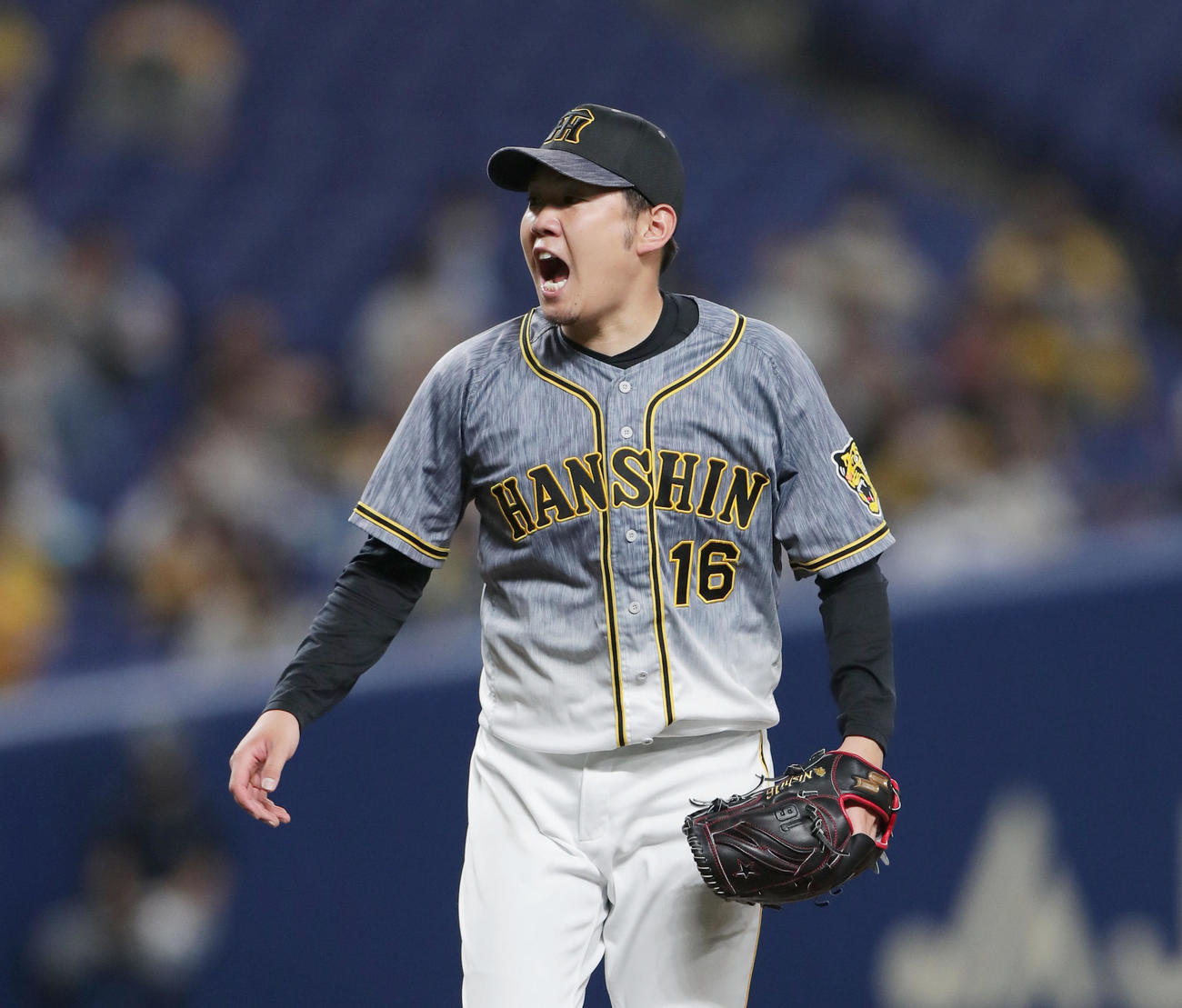 中日対阪神　6回裏中日無死一塁、大野雄を空振り三振に仕留め、雄たけびを上げる西勇（撮影・前田充）