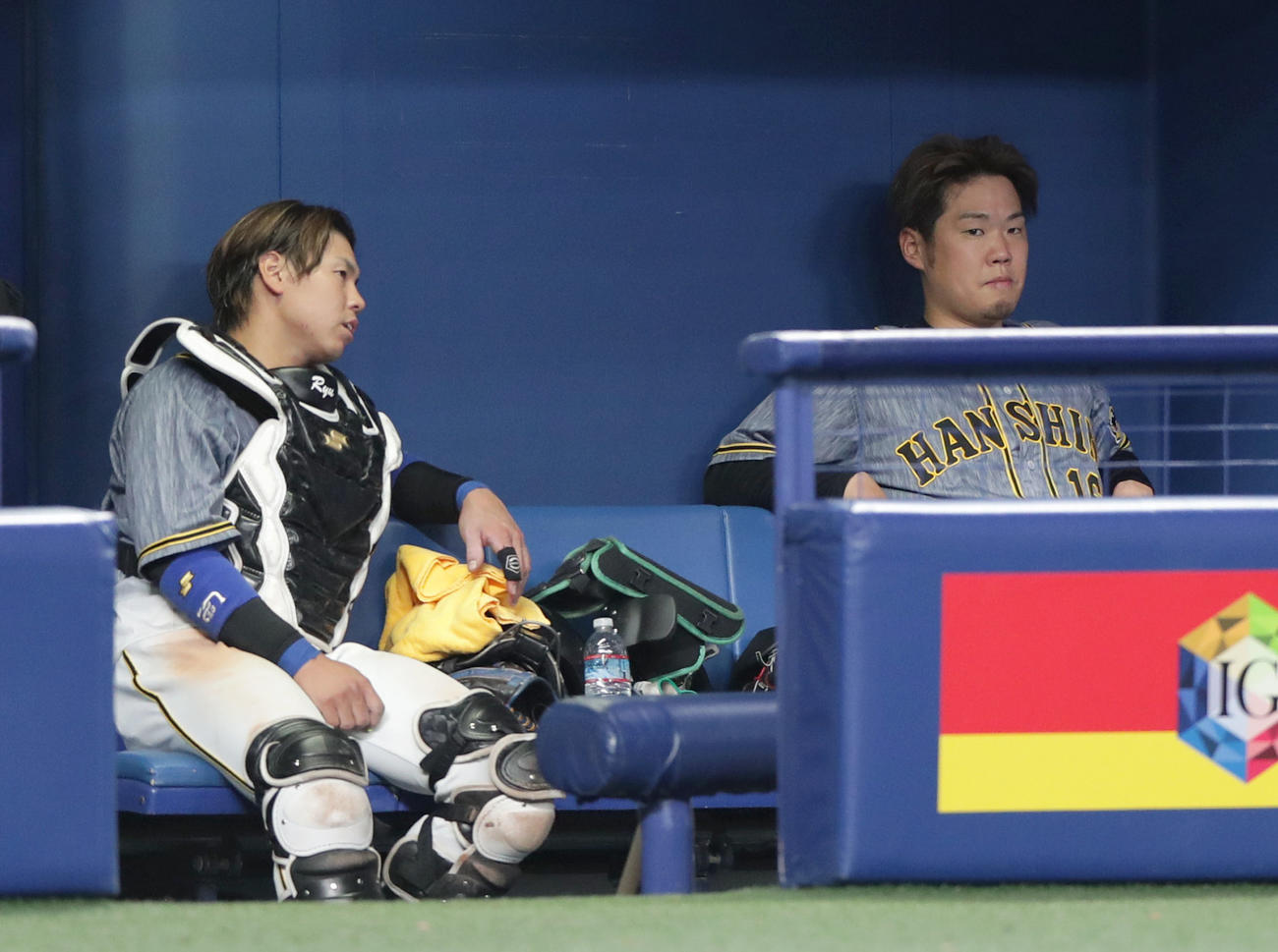 中日対阪神　8回表の攻撃をベンチから厳しい表情で見つめる阪神西勇（右）と梅野（撮影・前田充）