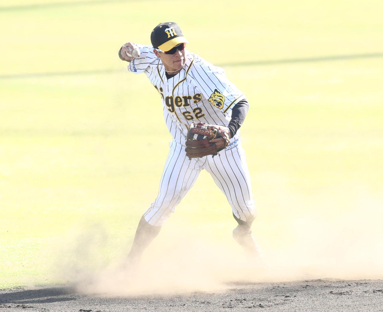 ウエスタンリーグ阪神対オリックス　9回、佐野の打球を一塁に送球する阪神植田（代表撮影）