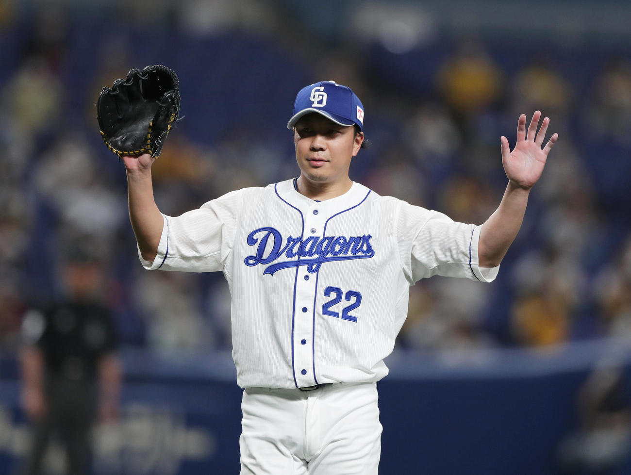 中日対阪神　8回表阪神2死、三塁手高橋周が失策し両手を広げる大野雄（撮影・前田充）