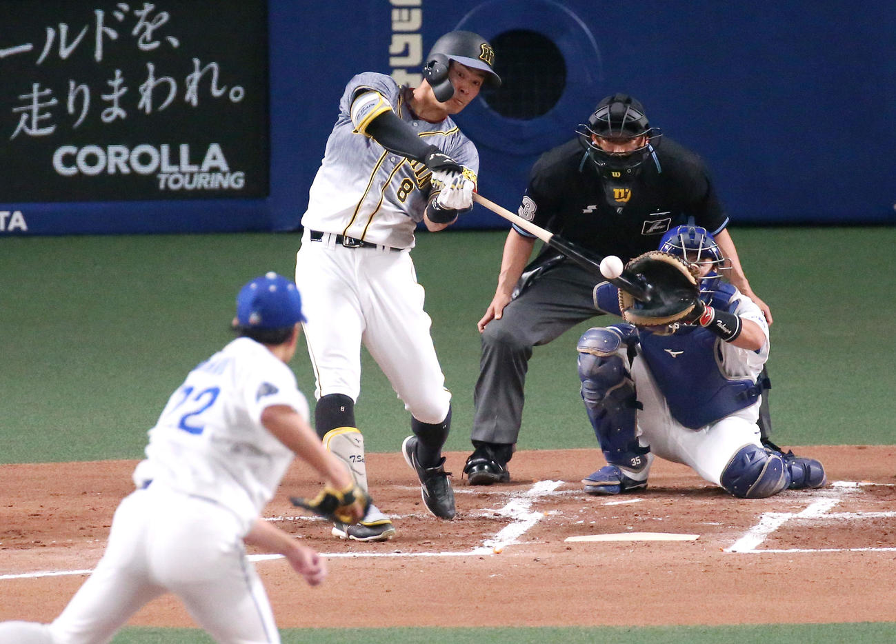 2021年4月27日　中日対阪神4回戦　2回表阪神2死、佐藤輝明は右越え本塁打を放つ（撮影・上山淳一）