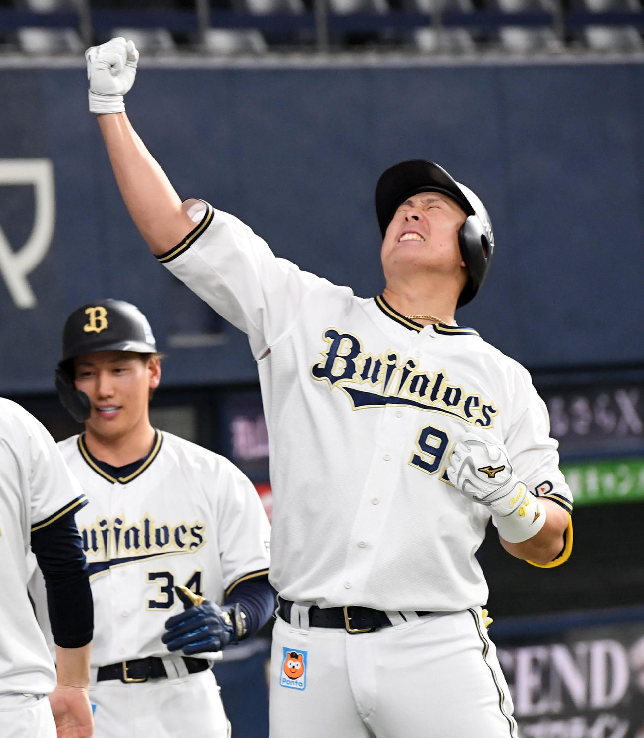 オリックス対楽天　8回裏オリックス無死一塁、杉本は左越え本塁打を放ち昇天ポーズ（撮影・前岡正明）