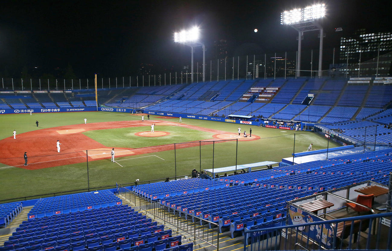 無観客で試合が行われる神宮球場（撮影・足立雅史）