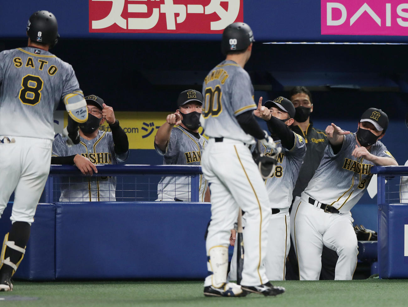 中日対阪神　2回表阪神2死、右越え先制本塁打を放った佐藤輝（左端）を迎える矢野監督（右から3人目）ら（撮影・前田充）