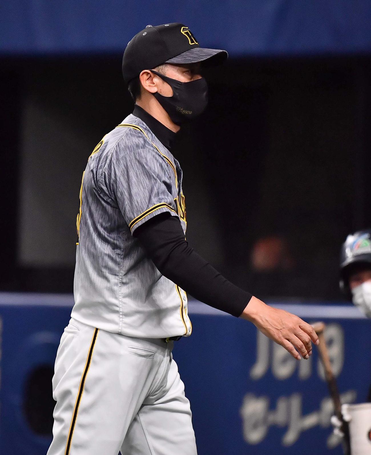 中日対阪神　選手交代を告げベンチに引き揚げる矢野監督（撮影・上田博志）
