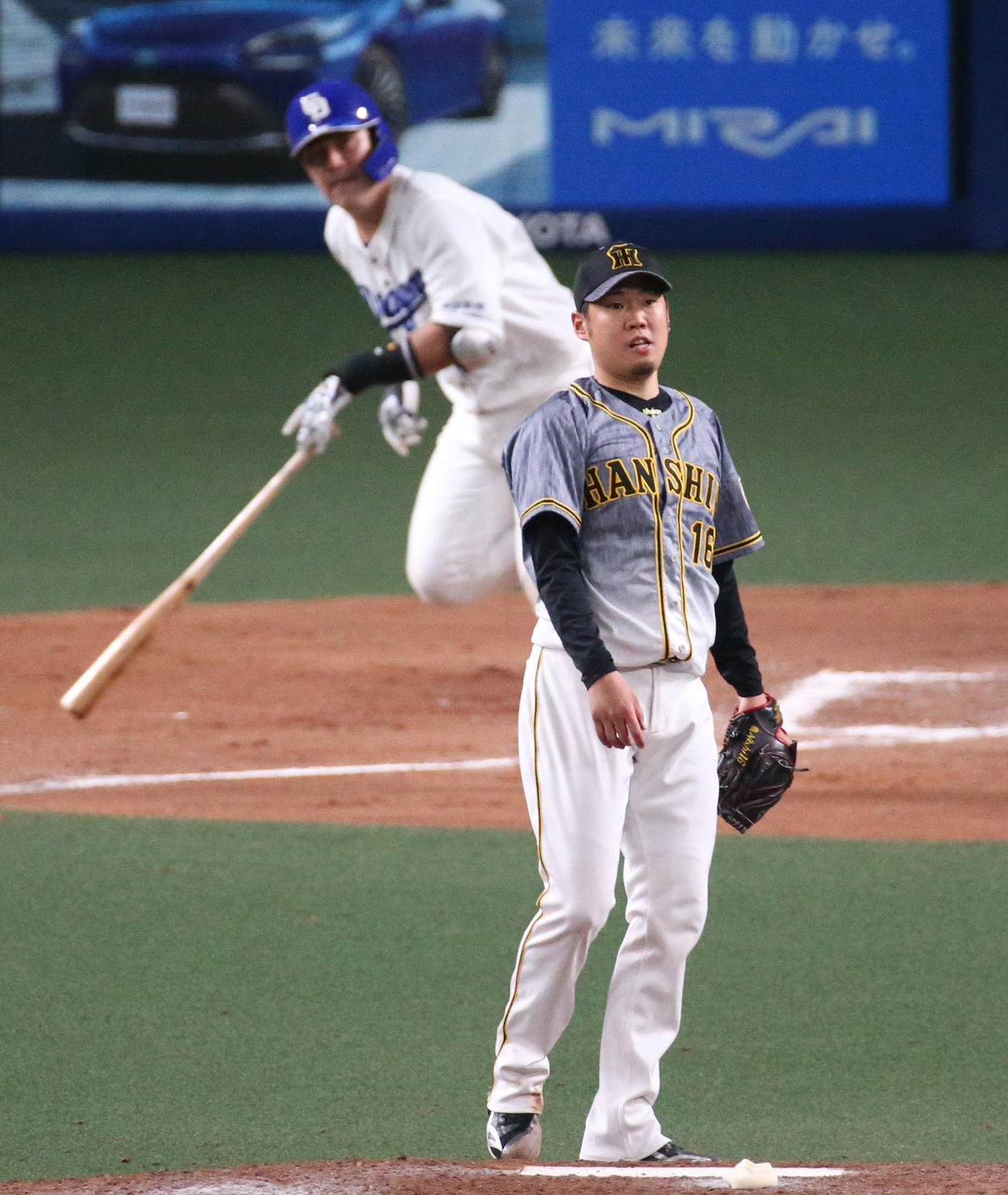 中日対阪神　7回裏中日1死一、二塁、西勇（手前）は木下に左前適時打を浴びる（撮影・上山淳一）