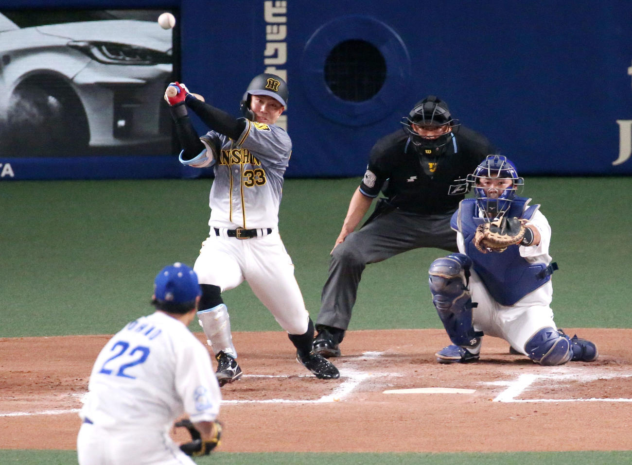 中日対阪神　6回表阪神2死、糸原は中前打を放つ（撮影・上山淳一）