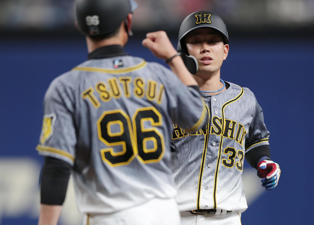 2021年4月27日　中日対阪神　6回表阪神2死、中前打を放った糸原健斗（右）（撮影・前田充）