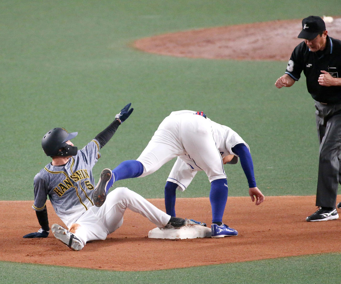 中日対阪神　8回表阪神2死一塁、糸原は三振に倒れ、一走近本（左）は二盗を狙うがアウトとなる（撮影・上山淳一）