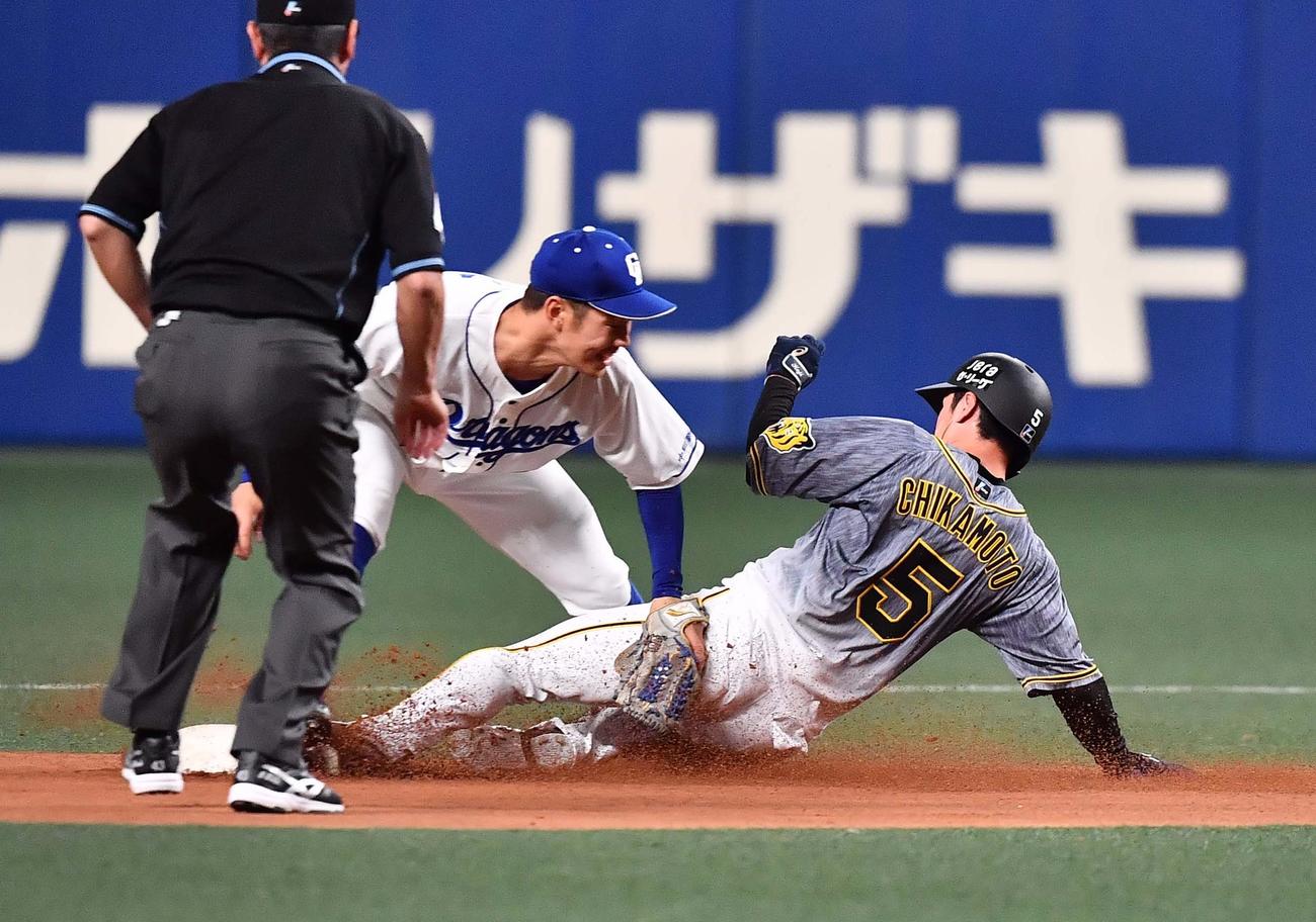 中日対阪神　8回表阪神2死一塁、近本は二盗に失敗する。左は京田（撮影・上田博志）