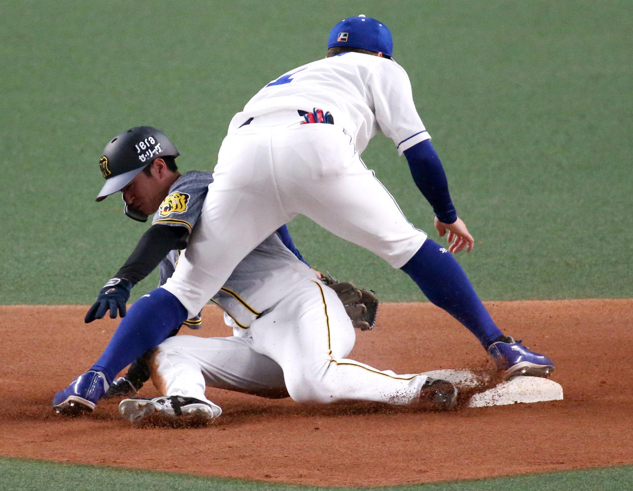 中日対阪神　8回表阪神2死一塁、糸原は三振に倒れ、一走近本（左）は二盗を狙うがアウトとなる（撮影・上山淳一）