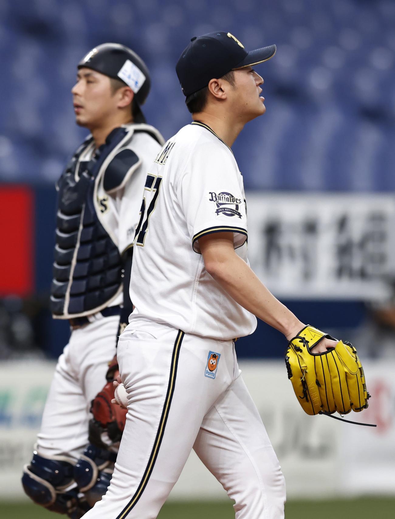 オリックス対楽天　9回表、楽天島内に同点の二塁打を打たれたオリックス山田（右）と捕手の若月