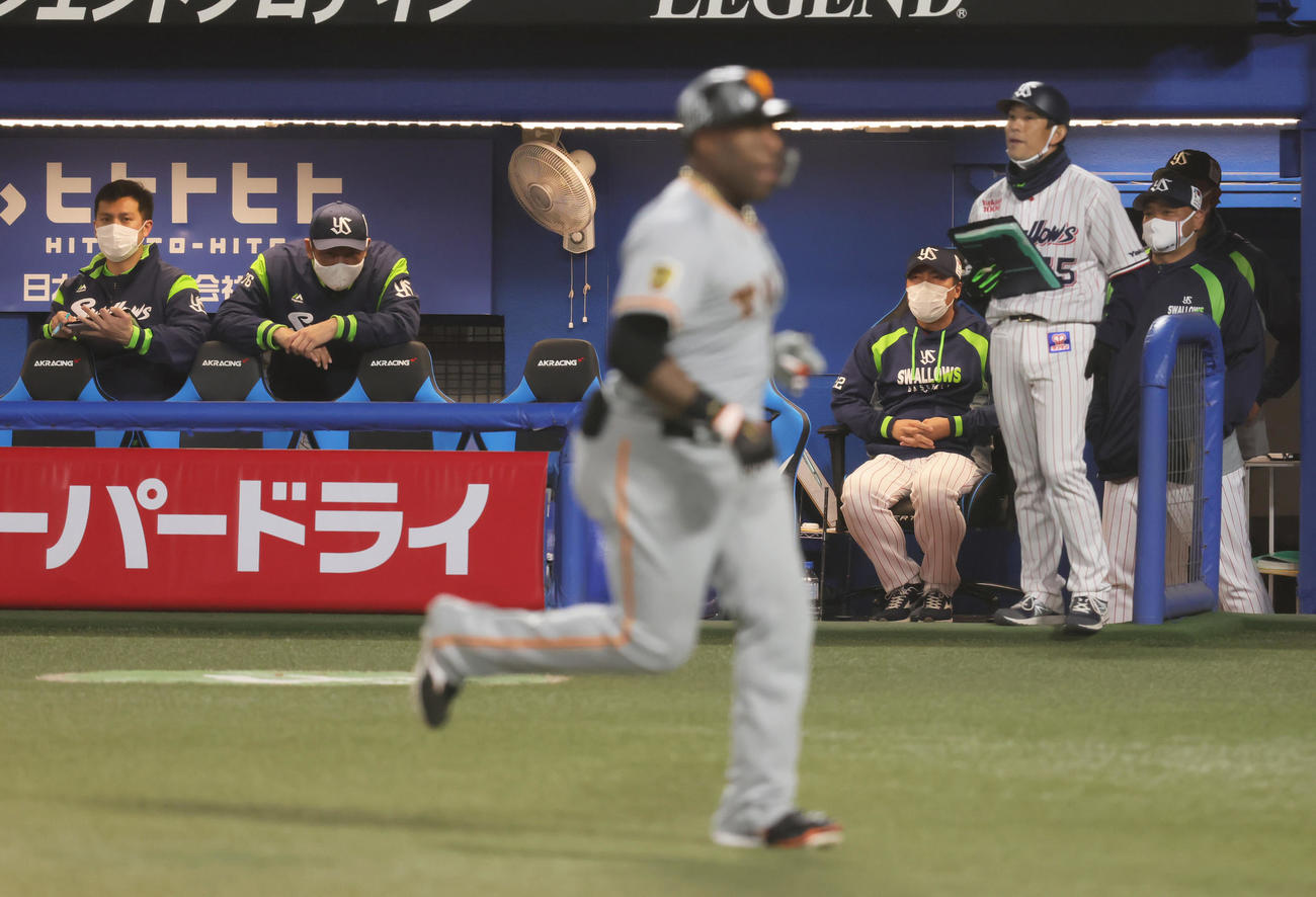 ヤクルト対巨人　9回表巨人無死、ウィーラー（手前）に中越え本塁打を浴び静かにグラウンドを見つめるヤクルト高津監督（中央右）（撮影・足立雅史）