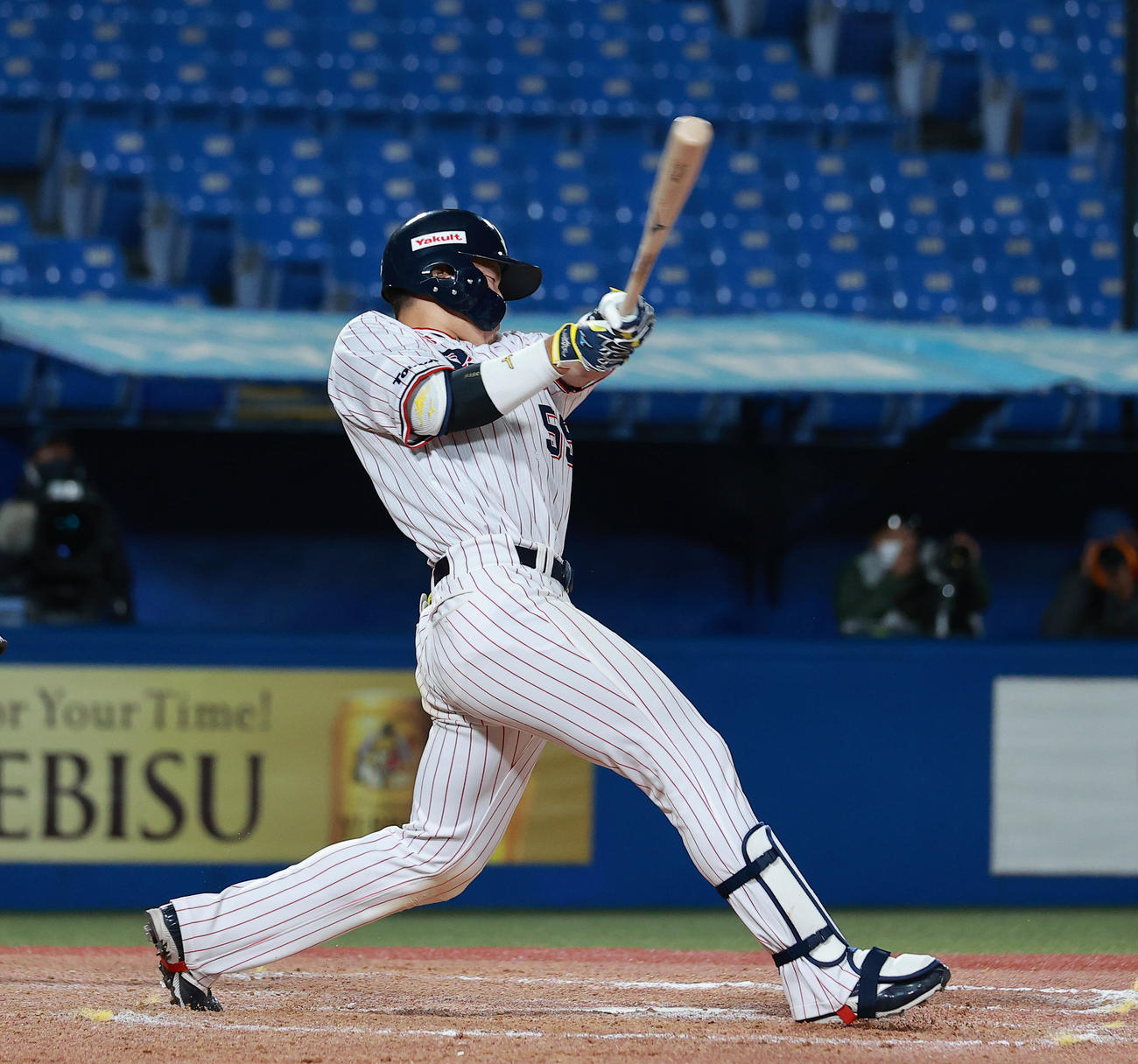 ヤクルト対巨人　9回裏ヤクルト1死一塁、左中間2点本塁打を放つ村上（撮影・野上伸悟）