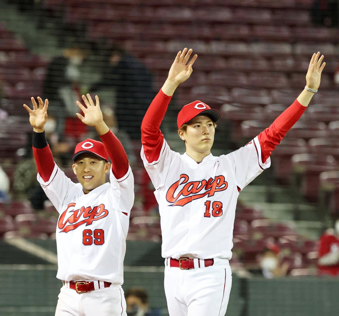 ファンの声援に応える森下（右）と羽月（撮影・加藤孝規）