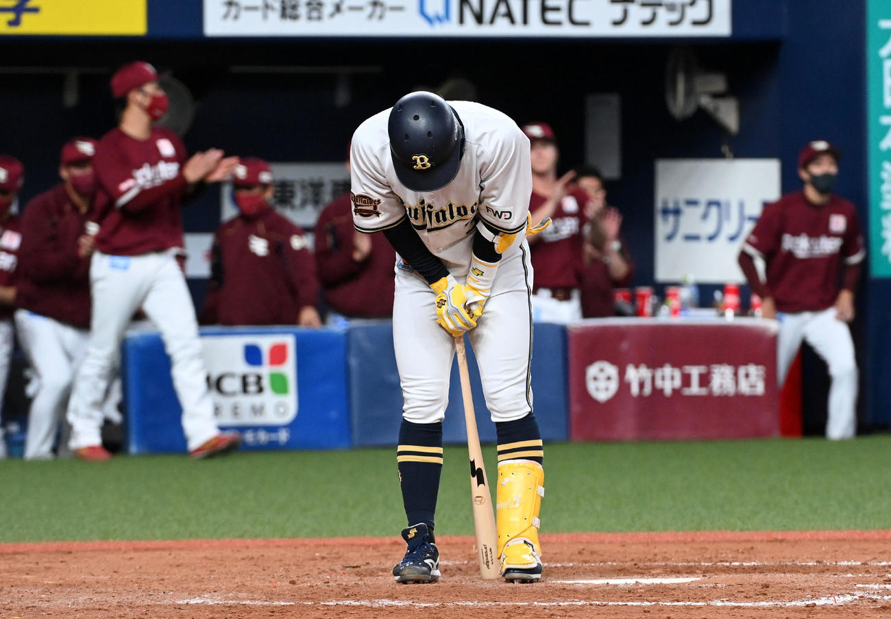 オリックス対楽天　9回裏オリックス2死一、二塁、代打安達は見逃し三振に倒れてゲームセット（撮影・前岡正明）
