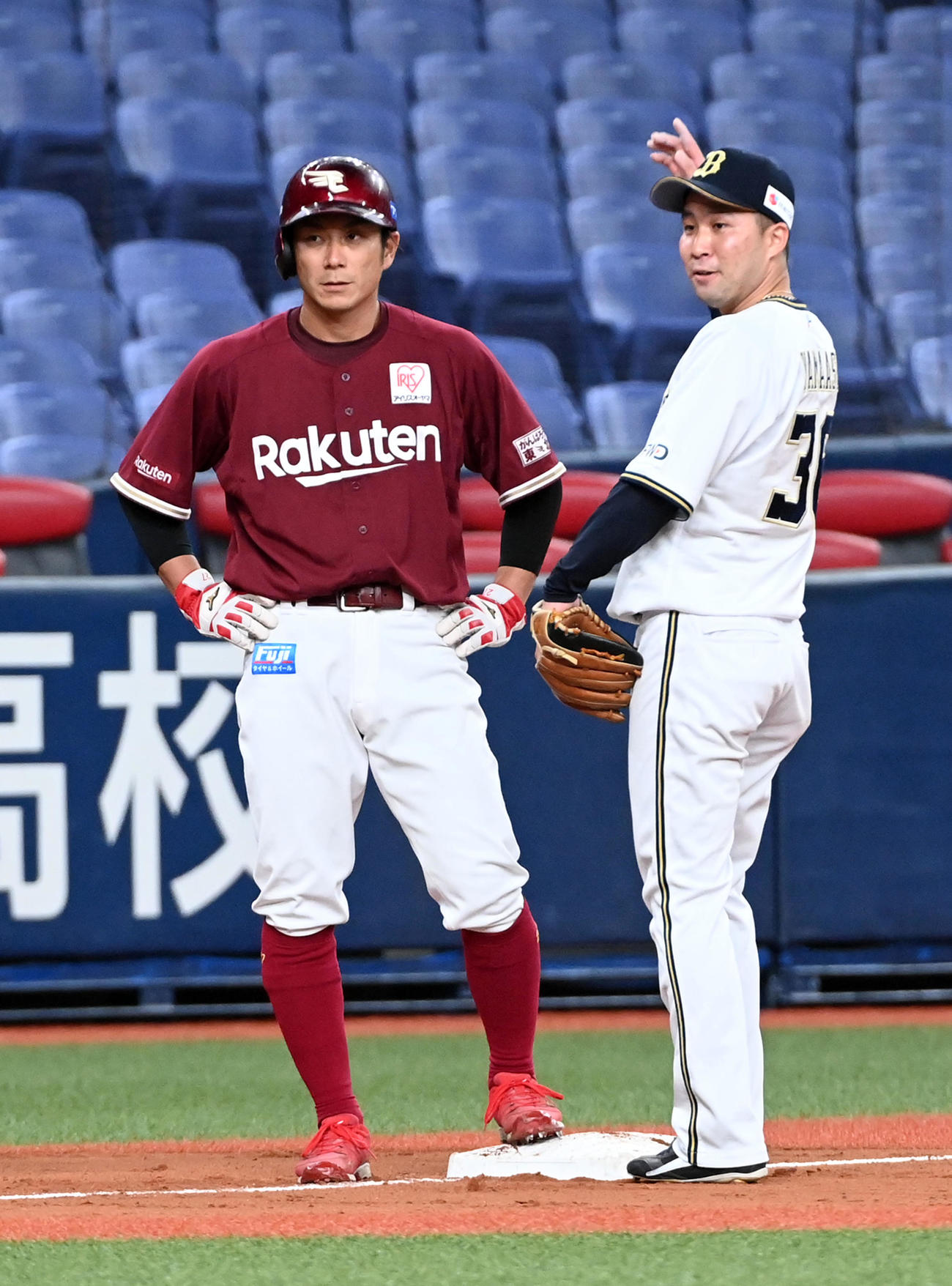 オリックス対楽天　9回裏オリックス2死一、二塁、代打安達は見逃し三振に倒れてゲームセット（撮影・前岡正明）