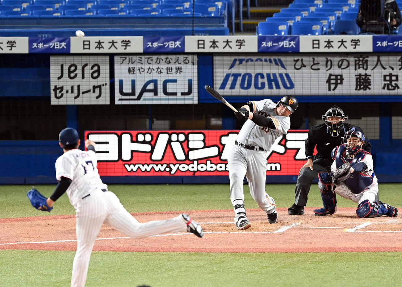 ヤクルト対巨人　7回表巨人無死一塁、右安打を放つスモーク。投手清水昇（撮影・たえ見朱実）