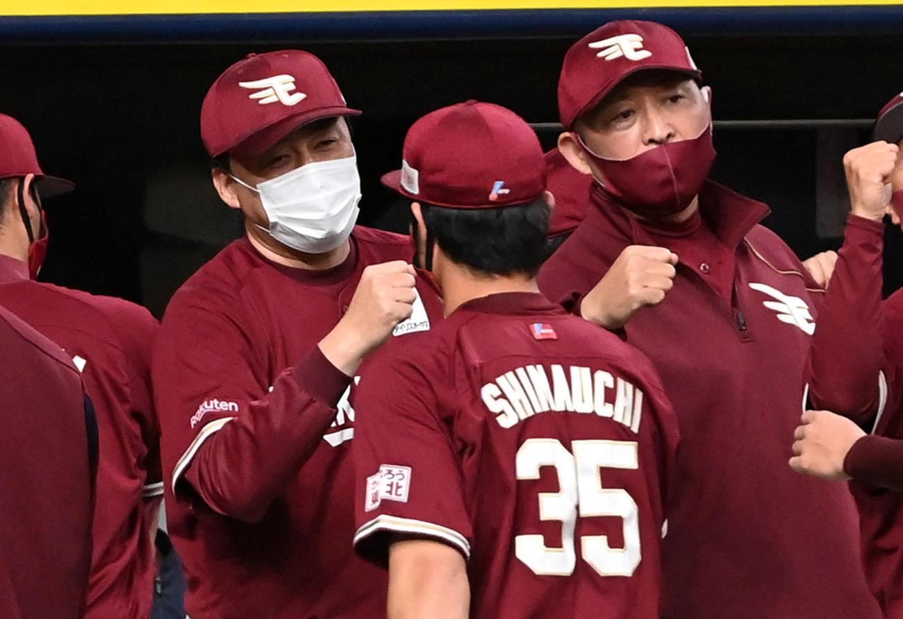 オリックス対楽天　笑顔で楽天島内を迎える石井監督（左）（撮影・前岡正明）