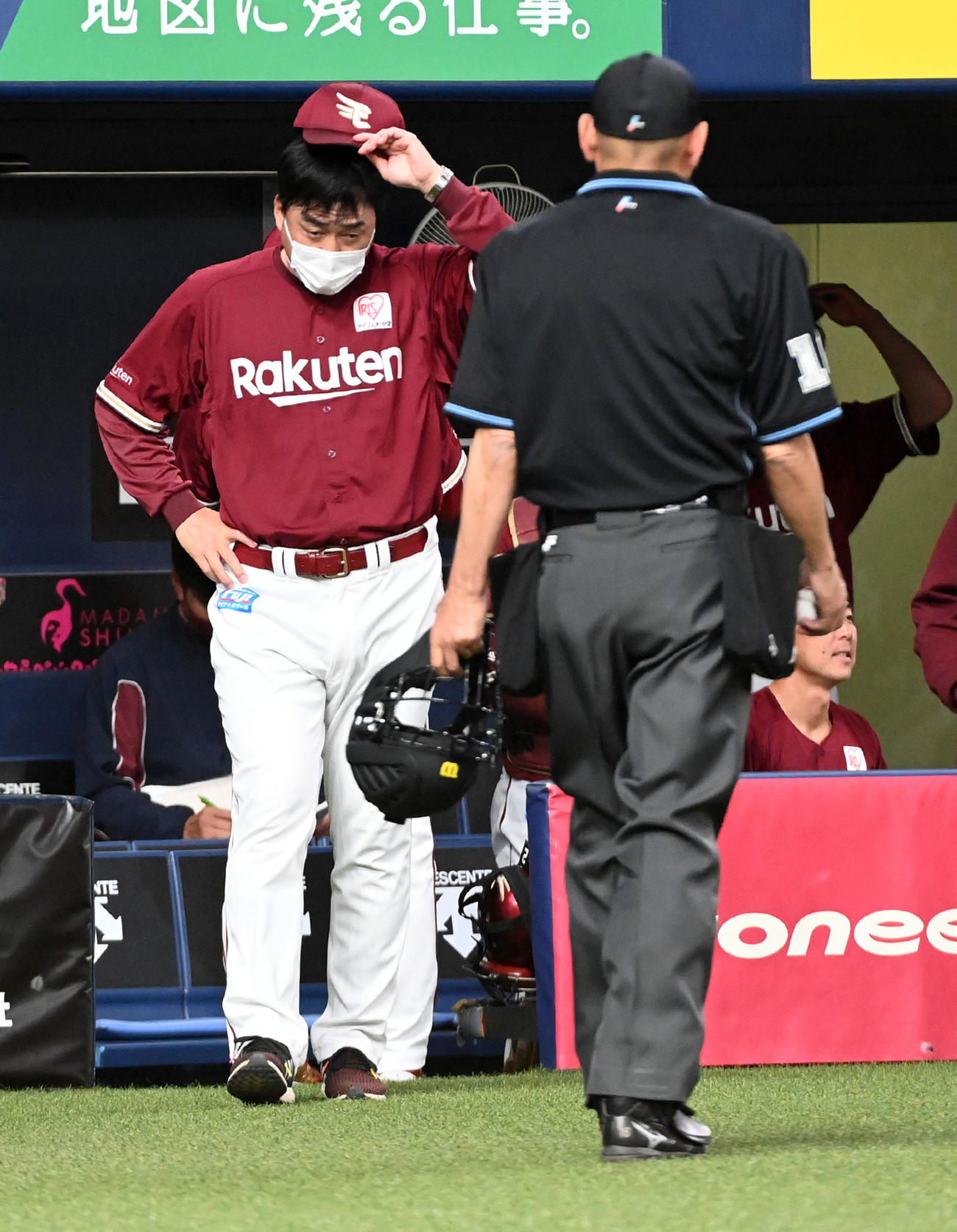 オリックス対楽天　8回、交代を告げる石井監督（撮影・前岡正明）