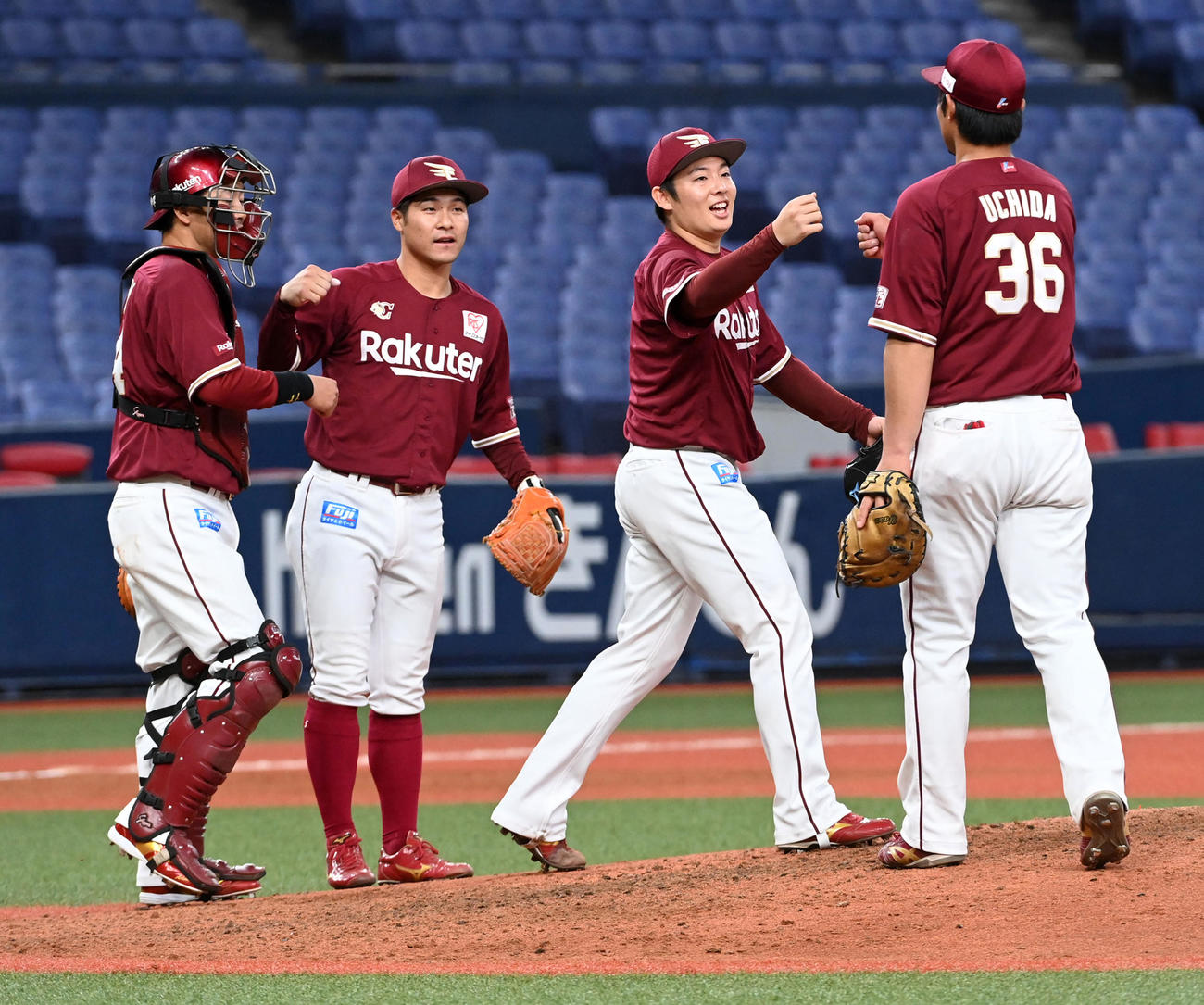 オリックス対楽天　オリックスと引き分け、マウンド付近に集まる楽天ナイン（撮影・前岡正明）