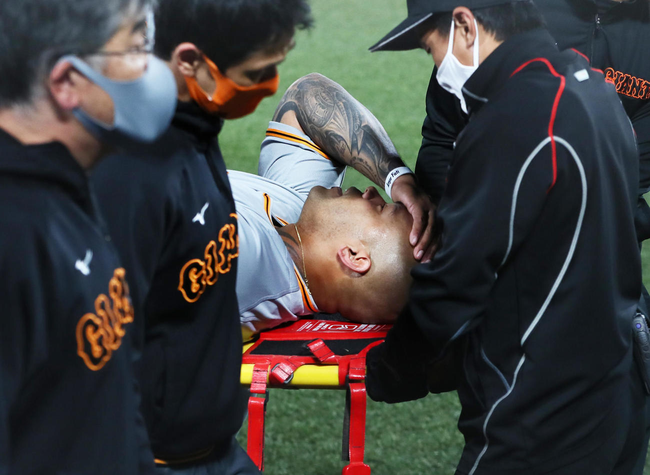 ヤクルト対巨人　3回裏ヤクルト1死一、二塁、オスナの左前適時打の守備の際、負傷し担架で運ばれる左翼手テームズ（撮影・足立雅史）