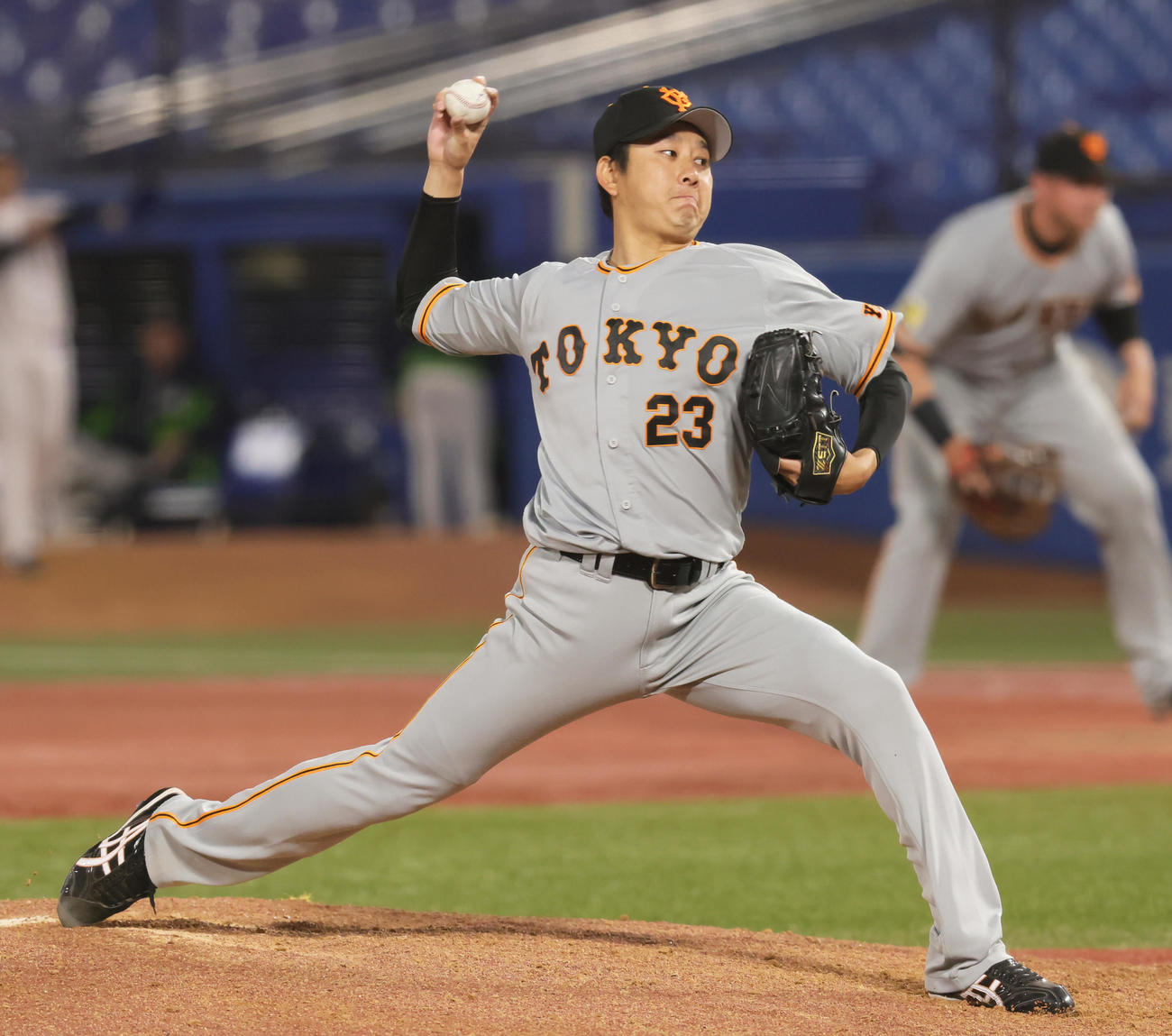 ヤクルト対巨人　1000投球回を達成した巨人野上（撮影・足立雅史）