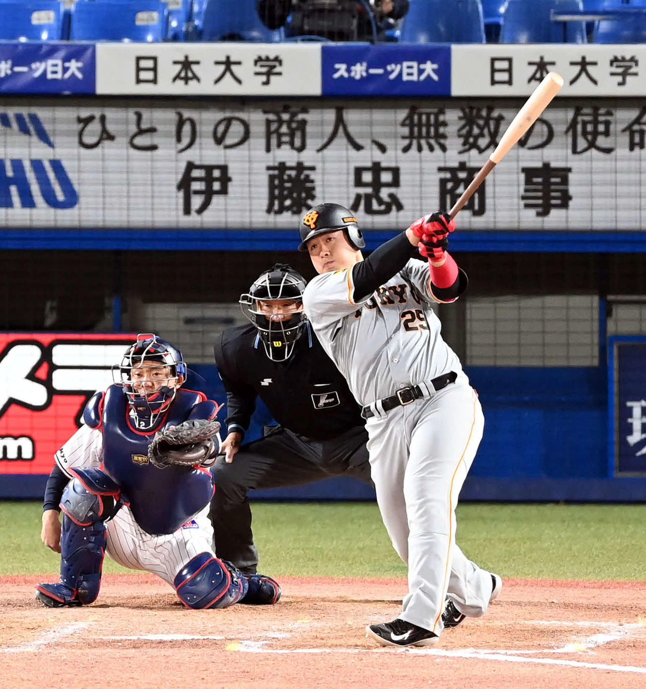 ヤクルト対巨人　9回表巨人2死一塁、プロ通算100号本塁打を放つ岡本和（撮影・たえ見朱実）